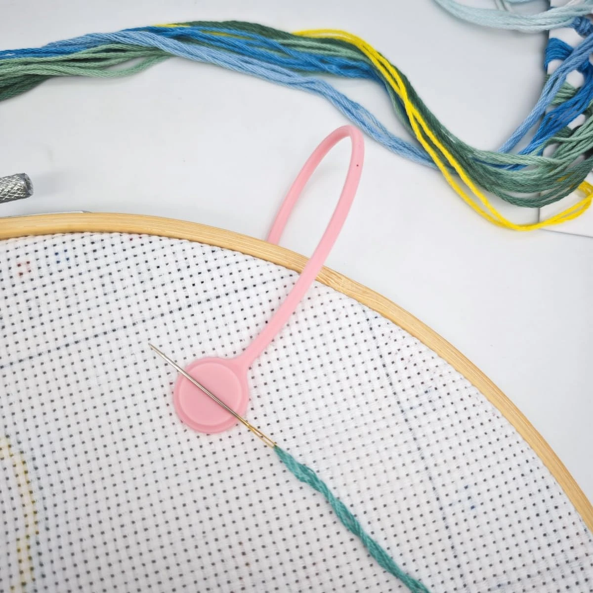 4 Pcs Needle Minders Magnetic Cross Stitch Fabric Clips, Macron Color Magnetic Needle Minder, Perfect Cross-Stitch Embroidery And Needlework Accessories, Ideal Gift For Craft Enthusiasts 5 4 Pcs Needle Minders Magnetic Cross Stitch Fabric Clips, Macron Color Magnetic Needle Minder, Perfect Cross-Stitch Embroidery And Needlework Accessories, Ideal Gift For Craft Enthusiasts - Image 3